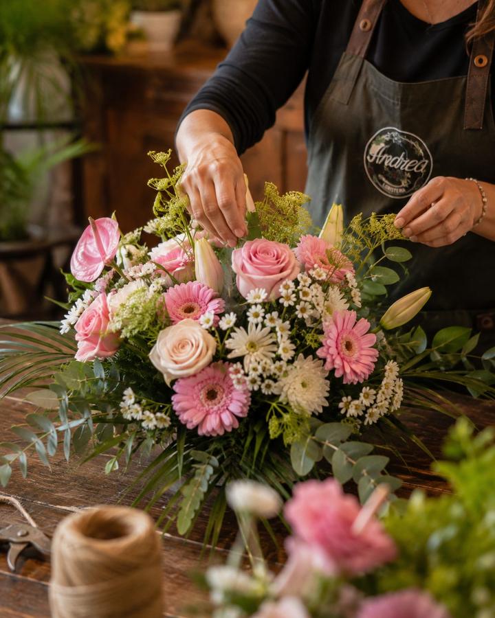 Preparando un centro de flores en Floristería Andrea