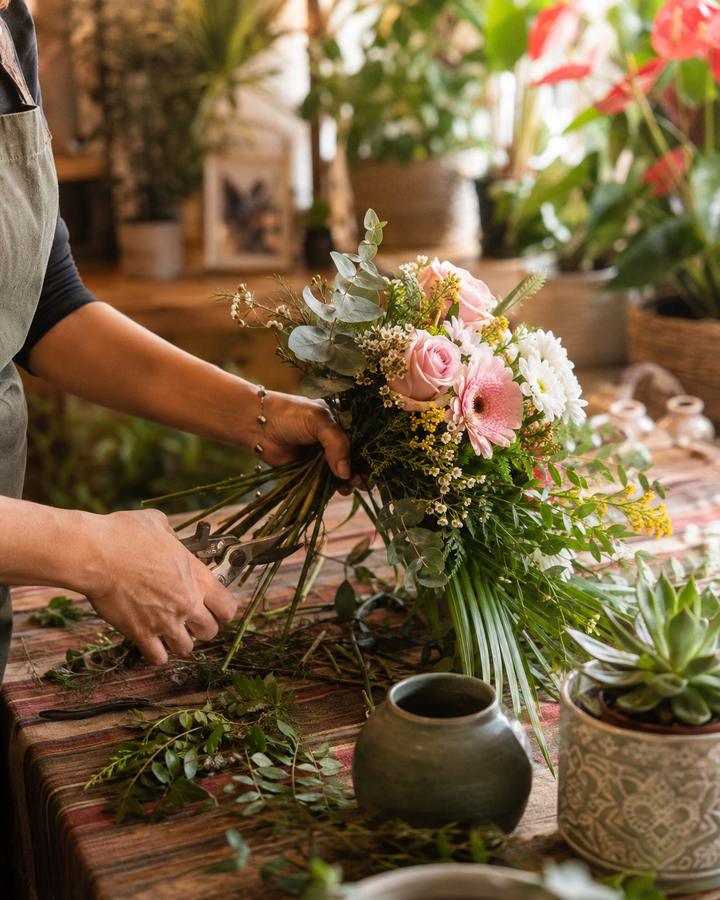Cortando tallos en el taller de Floristería Andrea