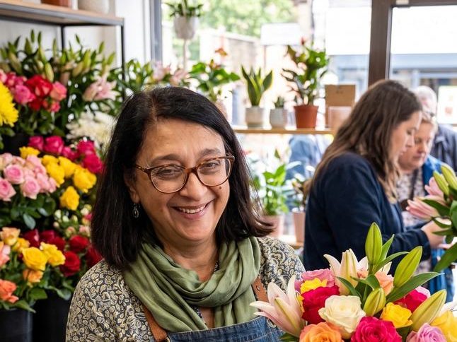 Carmen preparando un ramo en Floristería Andrea, Salamanca