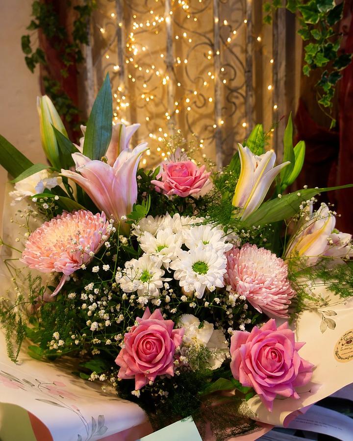 Ramo de lirios y rosas rosas de Floristería Andrea